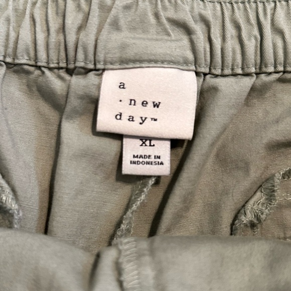 A NEW DAY sage green high rise pleated cuffed shorts size XL - Picture 6 of 7